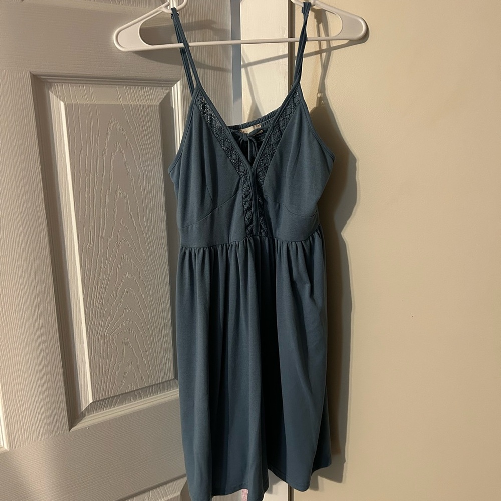 Worn only for family pictures. Fits like a small to medium. Very flowy.